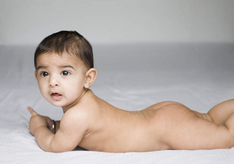 婴儿,儿童,一个人,横图,室内,白天,侧面,纯洁,亚洲,仅一个人,扭头,注视,裸露,装饰品,小孩,饰品,手链,首饰,观察,看,趴着,转头,可爱,手镯,活泼,赤裸,观看,察看,关注,宝宝,裸,镯子,纯真,烂漫,无邪,伶俐,天真,亚洲人,印度人,孩子,趴,半身,彩图