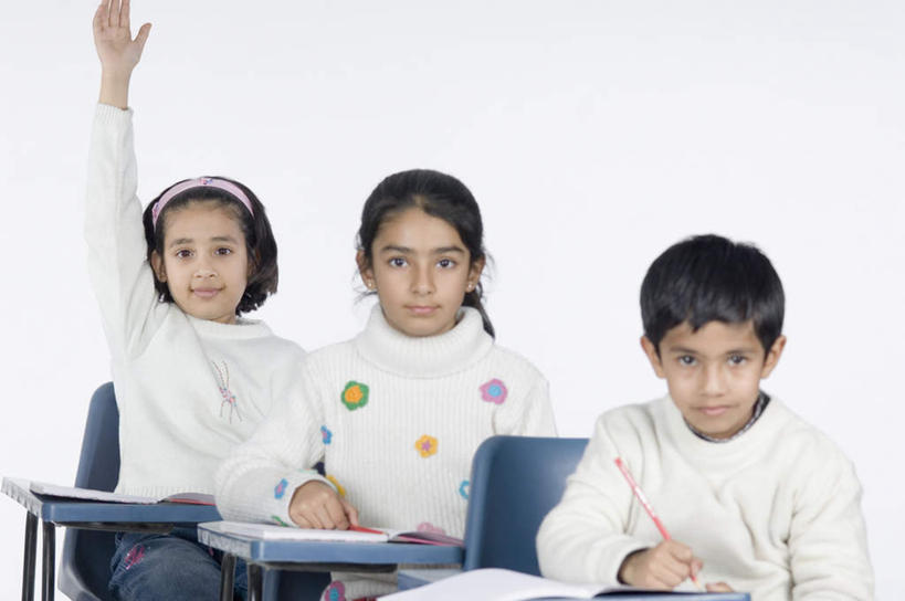 儿童,三个人,伙伴,朋友,坐,举,横图,室内,白天,白色背景,正面,友谊,纯洁,餐桌,桌子,亚洲,一排,服装,整齐,装饰,笔,办公用品,记事本,注视,休闲装,文具,排列,小孩,衣服,本子,笔记本,发箍,发饰,铅笔,饰品,学习用品,观察,看,托,休闲,同学,休闲服,可爱,童年,童趣,摄影,服饰,影棚,餐台,头箍,观看,文具用品,察看,校友,队列,关注,发卡,童真,烂漫,无邪,配饰,同窗,学友,天真,友情,男孩,男人,男性,女孩,女人,女性,亚洲人,印度人,孩子,举起,举手,举着,向上举,向上伸,向上托,坐着,半身,彩图,影棚拍摄,拍摄,男生,女生