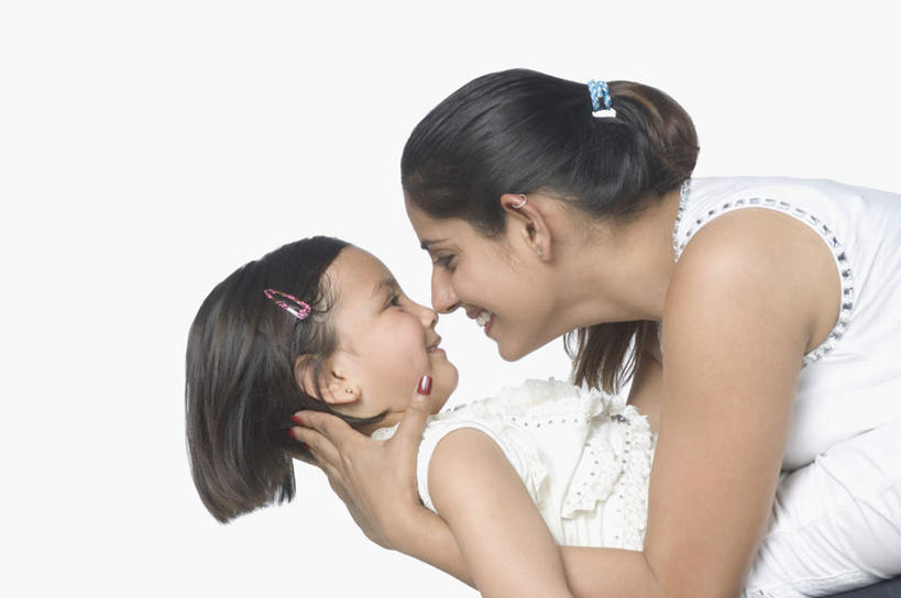 儿童,中年人,两个人,家庭,母亲,女儿,抱,笑,微笑,露齿笑,横图,室内,白天,白色背景,侧面,纯洁,亚洲,服装,装饰,注视,休闲装,相视,小孩,衣服,发箍,发饰,饰品,观察,看,休闲,温暖,温馨,母女,一家人,面对面,休闲服,可爱,母爱,童年,童趣,摄影,服饰,影棚,头箍,抱着,观看,对视,和睦,察看,互视,搂着,关注,相对,发卡,童真,烂漫,无邪,配饰,相看,天真,女孩,女人,女性,中年女性,亚洲人,印度人,孩子,怀抱,搂,搂抱,相抱,拥抱,半身,彩图,影棚拍摄,拍摄,融洽,女生