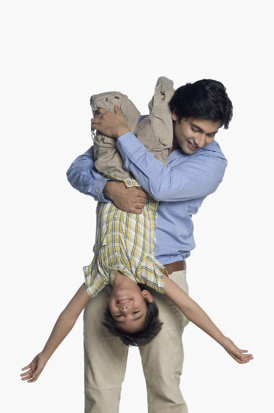 儿童,中年人,两个人,家庭,父亲,儿子,站,抱,笑,微笑,露齿笑,竖图,室内,白天,白色背景,正面,纯洁,亚洲,倒立,服装,注视,休闲装,小孩,衣服,观察,看,站着,休闲,温暖,温馨,父子,一家人,休闲服,父爱,可爱,童年,童趣,摄影,服饰,影棚,抱着,观看,和睦,察看,搂着,关注,童真,烂漫,无邪,天真,男孩,男人,男性,中年男性,亚洲人,印度人,孩子,怀抱,搂,搂抱,相抱,拥抱,站立,半身,彩图,影棚拍摄,拍摄,融洽,男生