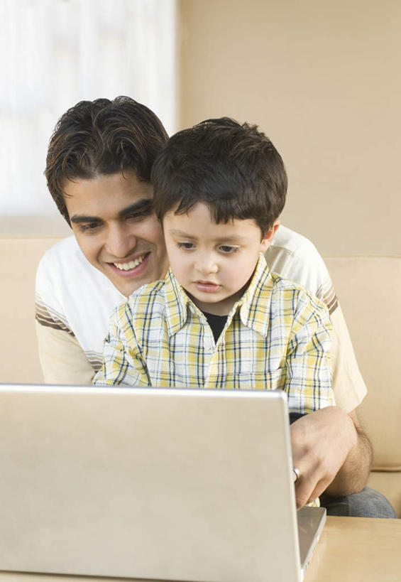 儿童,中年人,两个人,家庭,父亲,儿子,坐,竖图,室内,白天,正面,纯洁,电脑,笔记本电脑,亚洲,服装,网络,注视,休闲装,通讯设备,小孩,衣服,观察,看,休闲,温暖,温馨,父子,一家人,休闲服,父爱,可爱,童年,童趣,服饰,观看,和睦,察看,无线,关注,通信设备,无线网络,无线上网,便携式电脑,童真,烂漫,无邪,天真,手提电脑,男孩,男人,男性,中年男性,亚洲人,印度人,孩子,坐着,半身,彩图,融洽,男生