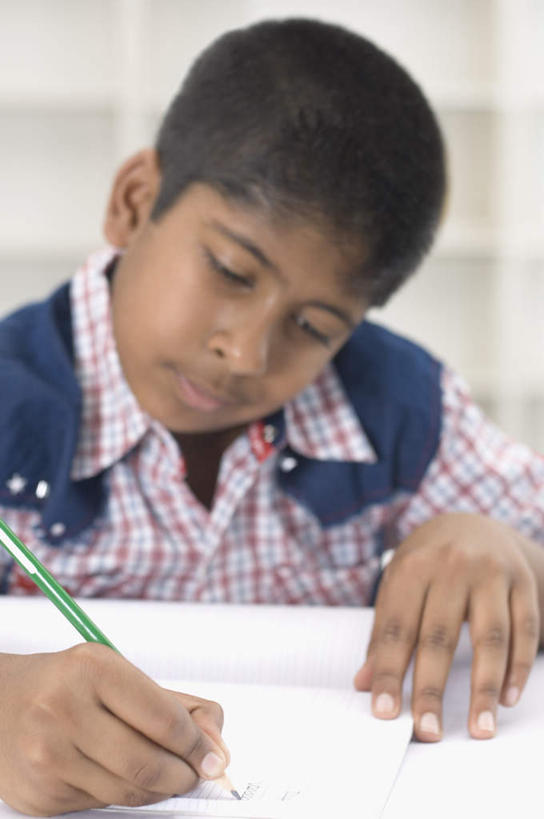 儿童,一个人,坐,竖图,室内,白天,正面,纯洁,桌子,亚洲,仅一个男性,仅一个人,服装,笔,办公用品,记事本,注视,休闲装,书桌,文具,小孩,衣服,本子,笔记本,课桌,铅笔,学习用品,观察,看,仅一个小孩,休闲,休闲服,可爱,童年,童趣,服饰,观看,文具用品,察看,关注,童真,烂漫,无邪,天真,男孩,男人,男性,亚洲人,印度人,孩子,坐着,半身,彩图,男生