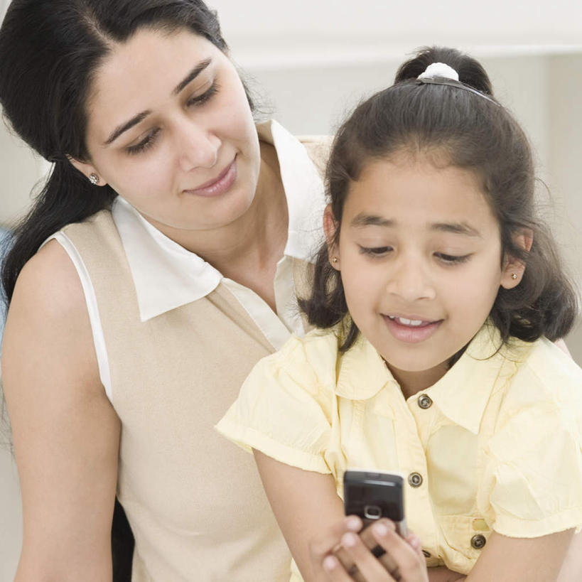 儿童,中年人,两个人,家庭,母亲,女儿,坐,打电话,横图,室内,白天,正面,纯洁,电话,手机,亚洲,服装,拿,拿着,注视,休闲装,通讯设备,小孩,衣服,观察,看,休闲,温暖,温馨,母女,一家人,休闲服,可爱,母爱,童年,童趣,服饰,观看,和睦,察看,关注,童真,烂漫,无邪,交流,天真,女孩,女人,女性,中年女性,亚洲人,印度人,孩子,沟通,通话,坐着,半身,彩图,融洽,女生