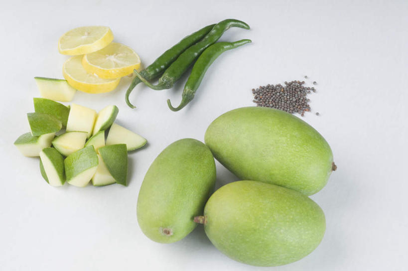 无人,横图,俯视,室内,特写,白天,白色背景,餐桌,桌子,芒果,柠檬,黄瓜,辣椒,蔬菜,水果,切开,阴影,新鲜,反射,影子,食品,食物,黄色,绿色,切,摄影,有机食品,绿色食品,影棚,餐台,剖面,切面,辣角,红海椒,大椒,辣虎,广椒,益母果,望果,柠果,蜜望,檬果,闷果,漭果,杧果,庵波罗果,青瓜,辣子,胡瓜,红辣椒,海椒,番椒,彩图,高角度拍摄,影棚拍摄,拍摄