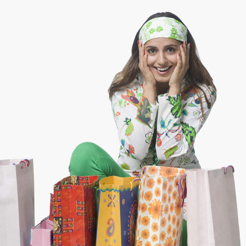 脸,脸颊,一个人,笑,摸,微笑,露齿笑,横图,室内,白天,白色背景,正面,购物,消费,袋子,亚洲,仅一个年轻女性,仅一个女性,仅一个人,撑,抚摸,服装,装饰,包装袋,手提袋,购物袋,托腮,注视,休闲装,衣服,发箍,发饰,饰品,观察,看,托,休闲,休闲服,金融,摄影,服饰,影棚,头箍,观看,察看,购买,关注,托下巴,发卡,贸易,配饰,年轻女性,女人,女性,亚洲人,印度人,脸部,脸蛋,面部,触摸,接触,半身,彩图,影棚拍摄,拍摄