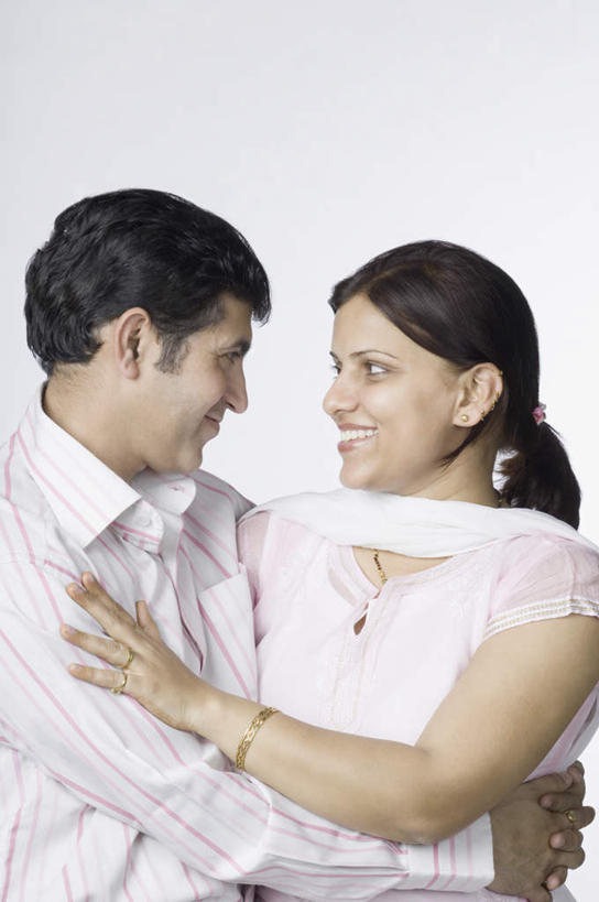 两个人,夫妻,站,抱,笑,微笑,露齿笑,竖图,室内,白天,正面,爱情,亚洲,灰色背景,服装,浪漫,注视,休闲装,衣服,观察,看,站着,休闲,休闲服,恩爱,恋人,摄影,服饰,影棚,抱着,观看,察看,搂着,关注,男人,男性,女人,女性,中年男性,中年女性,亚洲人,印度人,情侣,怀抱,搂,搂抱,相抱,拥抱,站立,半身,彩图,影棚拍摄,拍摄,伴侣