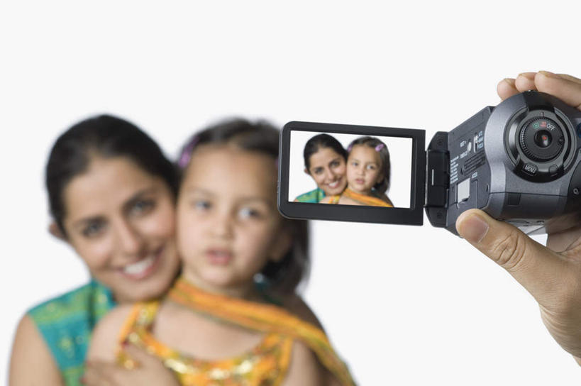 儿童,中年人,三个人,家庭,夫妻,母亲,父亲,女儿,站,抱,横图,室内,白天,白色背景,正面,民族服装,爱情,纯洁,相机,亚洲,服装,朦胧,模糊,浪漫,拿,拿着,注视,休闲装,小孩,拍照,衣服,数码相机,观察,看,站着,休闲,温暖,温馨,父女,母女,三口之家,一家人,休闲服,恩爱,父爱,可爱,母爱,童年,童趣,恋人,摄影,服饰,影棚,抱着,观看,飘逸,和睦,察看,搂着,庄重,关注,追求,童真,烂漫,无邪,纱丽,雅致,纱丽服,清婉,妍丽,天真,男人,男性,女孩,女人,女性,中年男性,中年女性,亚洲人,印度人,孩子,夫妇,情侣,照相机,怀抱,搂,搂抱,相抱,拥抱,站立,半身,彩图,影棚拍摄,传统服装,民俗服,拍摄,照相,伴侣,融洽,女生,奢华