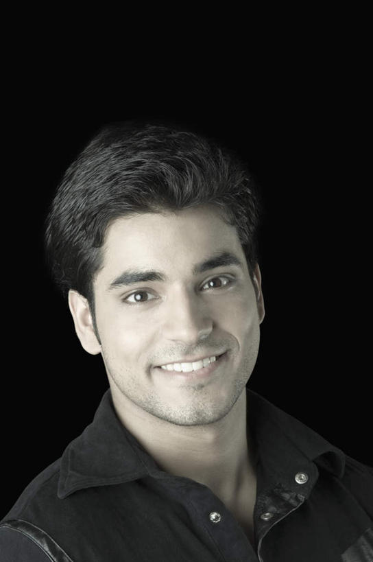 脸,头,脸颊,一个人,站,笑,微笑,露齿笑,竖图,室内,特写,白天,正面,亚洲,仅一个男性,仅一个人,黑色背景,服装,注视,休闲装,肩膀,仅一个年轻男性,衣服,观察,看,站着,休闲,休闲服,摄影,服饰,影棚,观看,察看,关注,男人,男性,年轻男性,亚洲人,印度人,头部,脸部,脸蛋,面部,站立,半身,彩图,影棚拍摄,拍摄