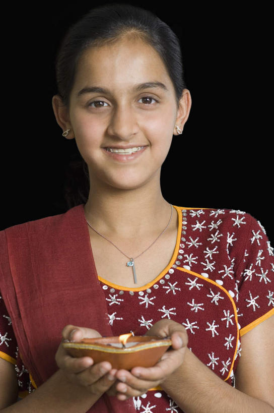 儿童,一个人,站,捧,竖图,室内,白天,正面,纯洁,热情,火,照明,亚洲,仅一个女性,仅一个人,黑色背景,服装,火焰,灯光,燃烧,注视,休闲装,灯,小孩,衣服,灯具,观察,看,站着,仅一个小孩,休闲,休闲服,可爱,童年,童趣,摄影,服饰,影棚,观看,照亮,察看,照明设备,关注,油灯,童真,烂漫,无邪,天真,女孩,女人,女性,亚洲人,印度人,孩子,端,端着,捧着,手捧,站立,半身,彩图,影棚拍摄,拍摄,女生