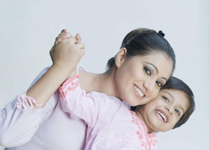 儿童,中年人,两个人,家庭,母亲,女儿,站,握手,笑,微笑,露齿笑,横图,室内,白天,正面,纯洁,亚洲,灰色背景,服装,注视,休闲装,小孩,衣服,观察,看,站着,休闲,温暖,温馨,母女,一家人,休闲服,可爱,母爱,童年,童趣,摄影,服饰,影棚,观看,和睦,察看,关注,童真,烂漫,无邪,天真,女孩,女人,女性,中年女性,亚洲人,印度人,孩子,搀手,拉手,手拉手,手握手,站立,半身,彩图,影棚拍摄,拍摄,融洽,女生