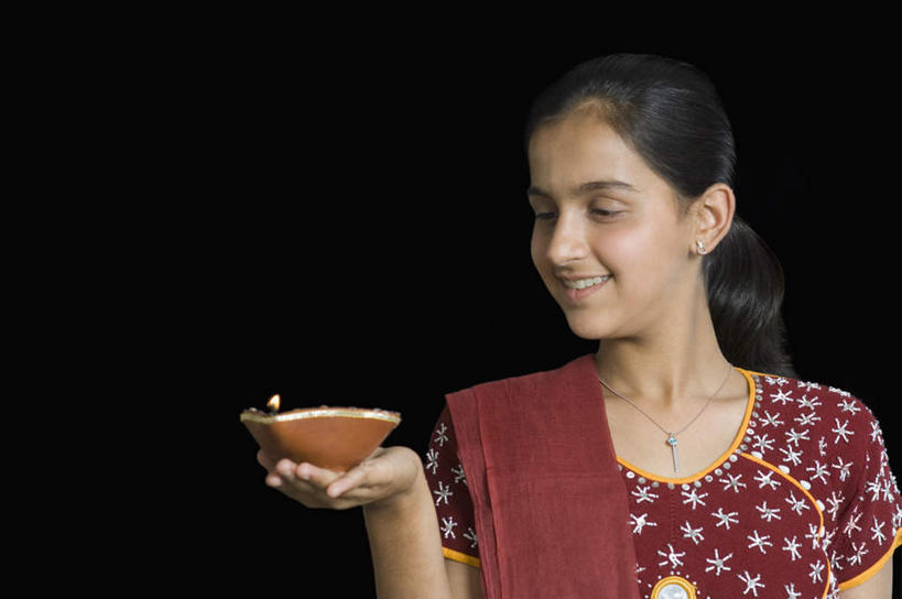 儿童,一个人,站,捧,横图,室内,白天,正面,纯洁,热情,火,照明,亚洲,仅一个女性,仅一个人,黑色背景,服装,火焰,灯光,燃烧,注视,休闲装,灯,小孩,衣服,灯具,观察,看,站着,仅一个小孩,休闲,休闲服,可爱,童年,童趣,摄影,服饰,影棚,观看,照亮,察看,照明设备,关注,油灯,童真,烂漫,无邪,天真,女孩,女人,女性,亚洲人,印度人,孩子,端,端着,捧着,手捧,站立,半身,彩图,影棚拍摄,拍摄,女生