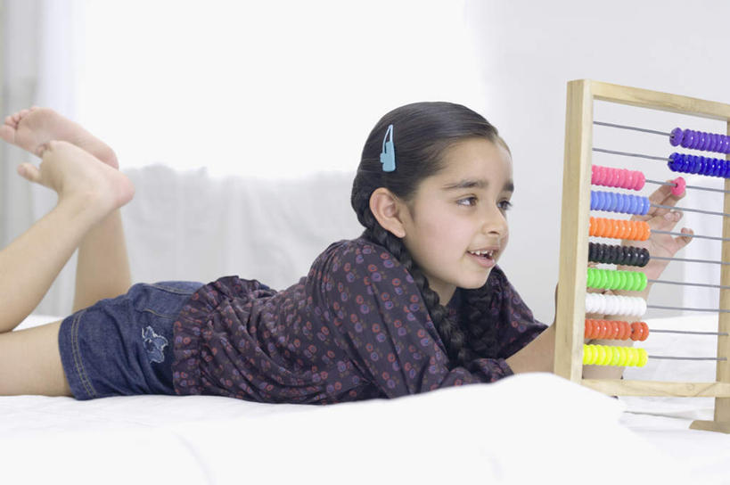 儿童,一个人,横图,室内,白天,侧面,纯洁,算盘,床,卧室,亚洲,仅一个女性,仅一个人,服装,古老,计算,科学,双人床,办公用品,床单,注视,休闲装,文化,被子,传统,小孩,衣服,观察,看,趴着,仅一个小孩,休闲,休闲服,可爱,童年,童趣,理财,财务,服饰,观看,察看,被单,关注,数学,童真,烂漫,无邪,天真,珠算,女孩,女人,女性,亚洲人,印度人,孩子,趴,半身,彩图,睡房,卧房,女生