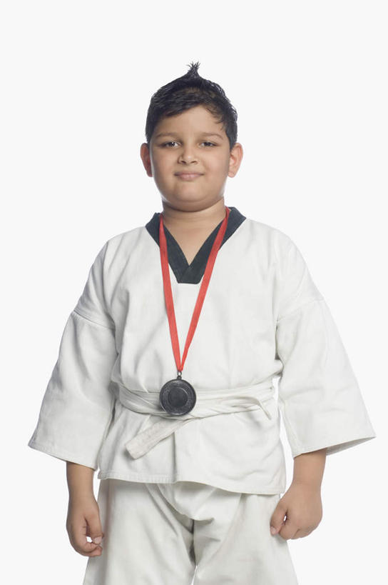 儿童,一个人,站,竖图,室内,白天,白色背景,正面,纯洁,成功,胜利,亚洲,仅一个男性,仅一个人,服装,注视,一个,小孩,衣服,白色,观察,看,站着,仅一个小孩,光彩,可爱,童年,童趣,摄影,服饰,影棚,单个,观看,察看,衣着,穿着,关注,奖牌,荣誉,奖品,童真,烂漫,无邪,荣耀,衣饰,光荣,天真,男孩,男人,男性,亚洲人,印度人,孩子,站立,半身,彩图,影棚拍摄,拍摄,男生,练功服