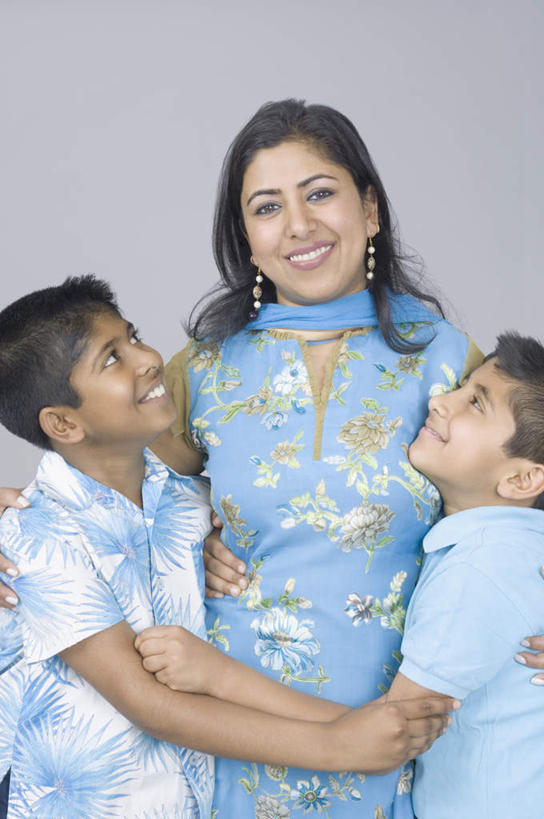 儿童,中年人,三个人,家庭,母亲,儿子,站,抱,笑,微笑,露齿笑,竖图,室内,白天,正面,民族服装,纯洁,亚洲,灰色背景,服装,注视,休闲装,小孩,衣服,观察,看,站着,休闲,温暖,温馨,母子,一家人,休闲服,可爱,母爱,童年,童趣,摄影,服饰,影棚,抱着,观看,飘逸,和睦,察看,搂着,庄重,关注,追求,童真,烂漫,无邪,纱丽,雅致,纱丽服,清婉,妍丽,天真,男孩,女人,女性,中年女性,亚洲人,印度人,孩子,怀抱,搂,搂抱,相抱,拥抱,站立,半身,彩图,影棚拍摄,传统服装,民俗服,拍摄,融洽,男生,奢华