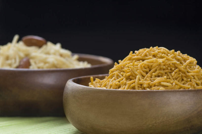 无人,横图,室内,特写,白天,正面,烹饪,西餐,餐桌,桌子,一堆,许多,阴影,堆叠,堆积,黑色背景,反射,木制,影子,料理,食品,很多,薯条,菜肴,美食,食物,两个,木制品,容器,碗,快餐,西式,摄影,佳肴,影棚,餐台,储藏,堆,储存,西式快餐,垃圾食品,彩图,影棚拍摄,拍摄,贮存