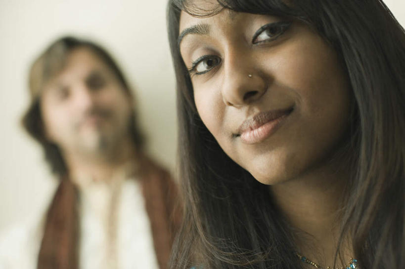 两个人,夫妻,站,笑,微笑,露齿笑,横图,室内,白天,正面,爱情,亚洲,服装,朦胧,模糊,浪漫,注视,休闲装,衣服,观察,看,站着,休闲,休闲服,恩爱,恋人,服饰,观看,察看,关注,男人,男性,女人,女性,中年男性,中年女性,亚洲人,印度人,情侣,站立,半身,彩图,伴侣