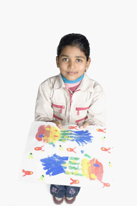 儿童,一个人,站,捧,竖图,俯视,室内,白天,白色背景,纯洁,亚洲,仅一个女性,仅一个人,握,服装,拿,拿着,注视,休闲装,小孩,衣服,观察,看,站着,仅一个小孩,休闲,休闲服,可爱,童年,童趣,握着,摄影,服饰,影棚,观看,颜料,察看,关注,童真,烂漫,无邪,天真,女孩,女人,女性,亚洲人,印度人,孩子,端,端着,捧着,手捧,抬头,仰头,站立,彩图,高角度拍摄,全身,影棚拍摄,拍摄,女生