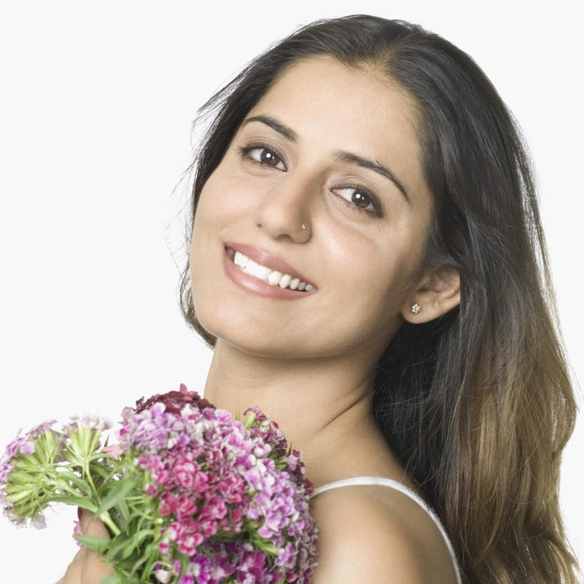 脸,头,脸颊,一个人,站,捧,笑,微笑,露齿笑,横图,室内,特写,白天,白色背景,正面,亚洲,仅一个年轻女性,仅一个女性,仅一个人,服装,盛开,棕色,花蕾,注视,休闲装,肩膀,花,花瓣,花朵,鲜花,衣服,花苞,花蕊,观察,看,站着,休闲,休闲服,摄影,服饰,影棚,观看,察看,关注,年轻女性,女人,女性,亚洲人,印度人,头部,长发,卷发,脸部,脸蛋,面部,端,端着,捧着,手捧,站立,半身,彩图,影棚拍摄,拍摄