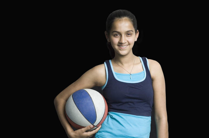 儿童,一个人,站,捧,笑,微笑,露齿笑,横图,室内,白天,正面,纯洁,篮球,亚洲,仅一个女性,仅一个人,黑色背景,服装,篮球装备,注视,休闲装,运动器械,一个,小孩,衣服,观察,看,站着,仅一个小孩,休闲,休闲服,健身器械,可爱,童年,童趣,摄影,服饰,影棚,单个,观看,察看,关注,健身器材,篮球运动,童真,烂漫,无邪,天真,女孩,女人,女性,亚洲人,印度人,孩子,端,端着,捧着,手捧,站立,半身,彩图,影棚拍摄,拍摄,运动器材,女生