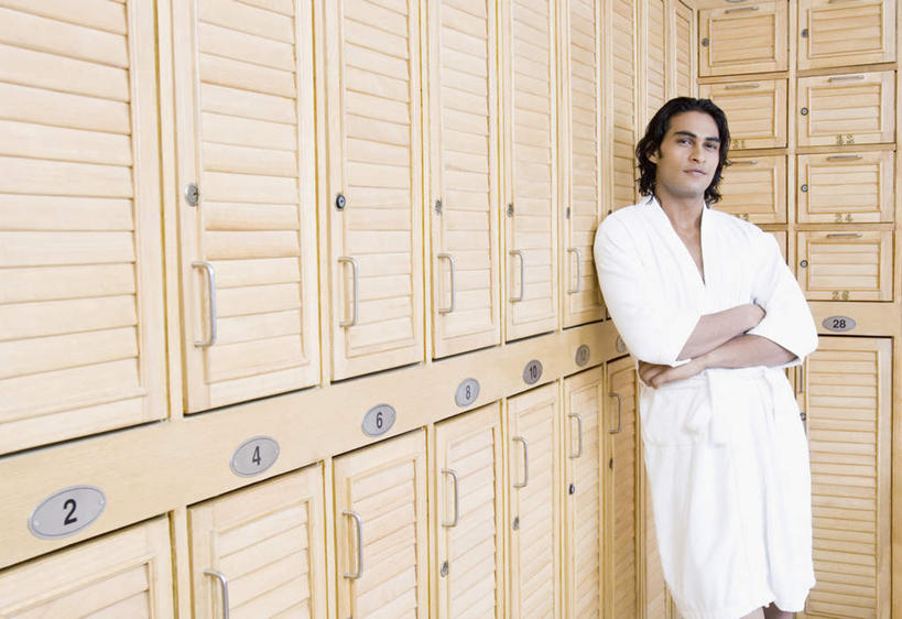 一个人,站,双手交叉,横图,室内,白天,正面,浴袍,柜子,亚洲,仅一个男性,仅一个人,墙,储物柜,注视,墙壁,墙面,仅一个年轻男性,白色,观察,看,站着,观看,察看,双手抱胸,储存,关注,储备,蕴藏,贮备,男人,男性,年轻男性,亚洲人,印度人,站立,半身,彩图,汤帷子,浴衣,贮存