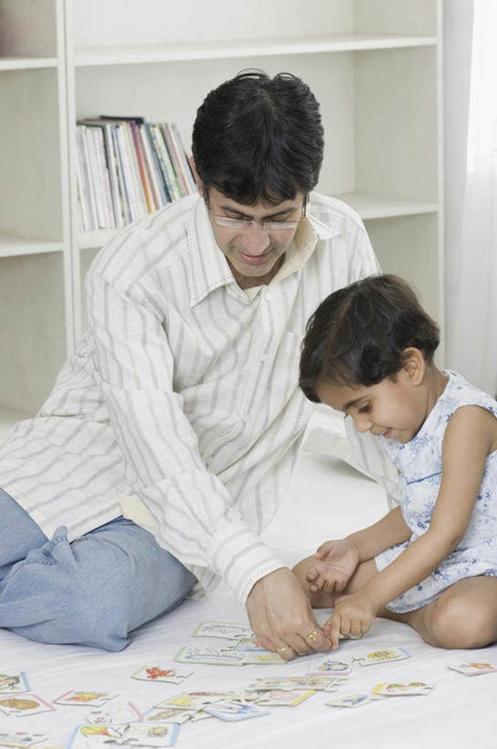 儿童,中年人,两个人,家庭,父亲,女儿,坐,竖图,室内,白天,正面,纯洁,柜子,书籍,亚洲,握,服装,眼镜,储物柜,拿,拿着,注视,休闲装,小孩,衣服,观察,看,休闲,温暖,温馨,父女,一家人,休闲服,父爱,可爱,童年,童趣,握着,服饰,观看,和睦,察看,储存,关注,近视眼镜,童真,烂漫,无邪,储备,蕴藏,贮备,天真,男人,男性,女孩,中年男性,亚洲人,印度人,孩子,书,图书,坐着,半身,彩图,融洽,贮存,女生