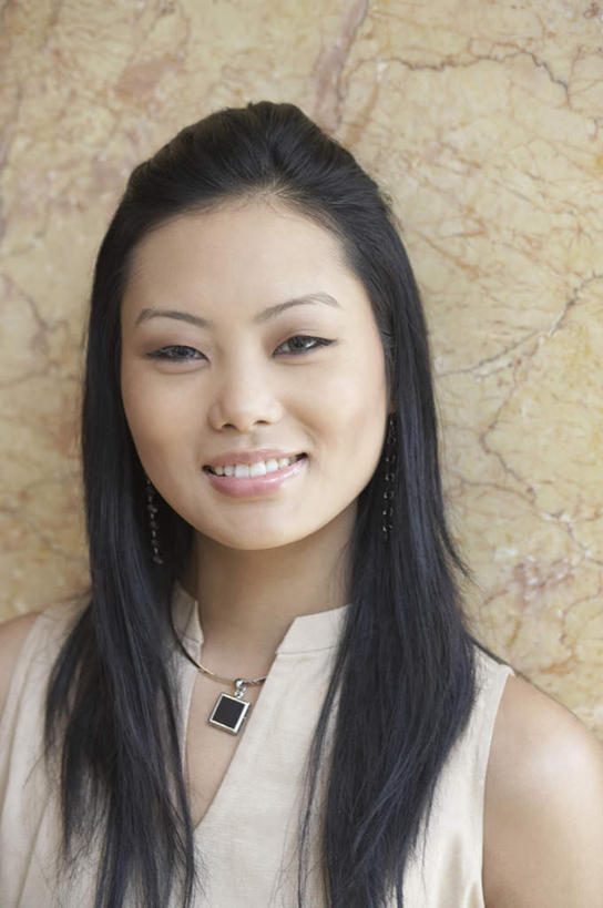 脸,头,脸颊,一个人,站,笑,微笑,露齿笑,竖图,室内,特写,白天,正面,项链,亚洲,仅一个年轻女性,仅一个女性,仅一个人,服装,墙,注视,休闲装,肩膀,墙壁,墙面,装饰品,衣服,黑色,饰品,首饰,观察,看,站着,休闲,休闲服,服饰,观看,察看,关注,年轻女性,女人,女性,亚洲人,印度人,头部,长发,直发,脸部,脸蛋,面部,站立,半身,彩图