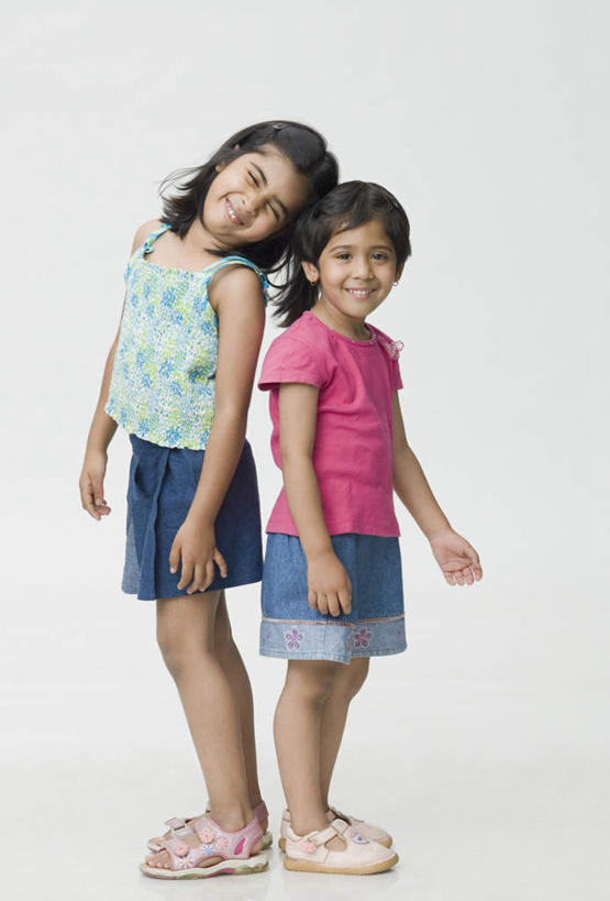 儿童,两个人,家庭,站,竖图,室内,白天,侧面,纯洁,安全,亚洲,灰色背景,服装,依靠,注视,休闲装,小孩,衣服,观察,看,倚靠,站着,背靠背,休闲,温暖,温馨,一家人,休闲服,可爱,童年,童趣,背对背,摄影,服饰,影棚,观看,和睦,察看,关注,童真,烂漫,无邪,天真,信任,女孩,女人,女性,亚洲人,印度人,站立,彩图,全身,影棚拍摄,拍摄,融洽,女生