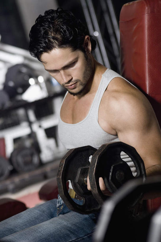 肌肉,健壮,一个人,健身房,坐,竖图,室内,白天,侧面,锻炼,运动,哑铃,亚洲,仅一个男性,仅一个人,握,服装,拿,拿着,注视,休闲装,运动器械,仅一个年轻男性,衣服,观察,看,休闲,健康,休闲服,健身器械,活力,力量,握着,服饰,观看,青春,察看,强壮,关注,健身器材,体育,男人,男性,年轻男性,亚洲人,印度人,坐着,半身,彩图,健身,健身馆,运动器材