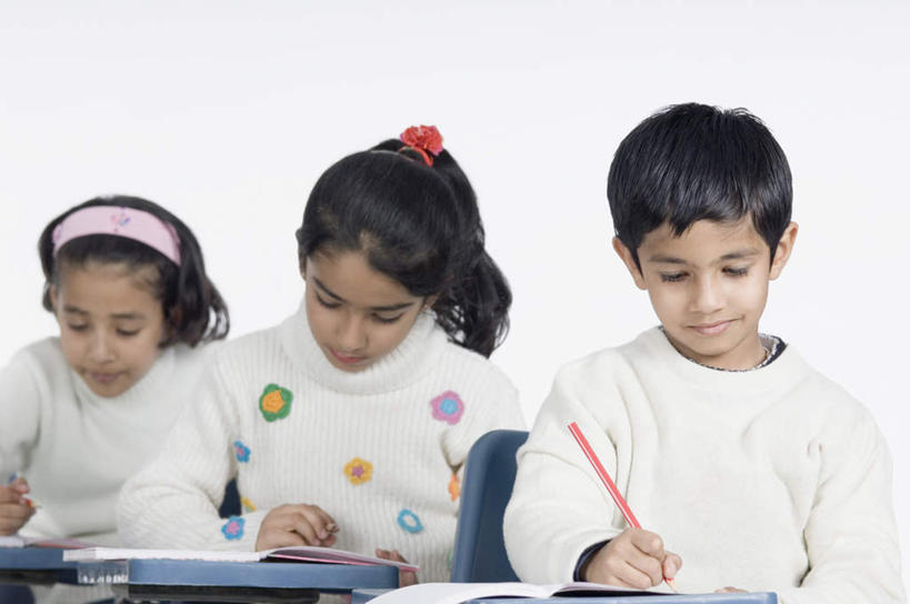 儿童,三个人,伙伴,朋友,学生,坐,横图,室内,白天,正面,友谊,纯洁,桌子,亚洲,一排,握,写,服装,笔,办公用品,记事本,拿,拿着,注视,休闲装,书桌,文具,排列,小孩,衣服,本子,笔记本,课桌,铅笔,学习用品,观察,看,休闲,同学,休闲服,可爱,童年,童趣,握着,服饰,观看,文具用品,察看,校友,队列,关注,童真,烂漫,无邪,同窗,学友,天真,友情,男孩,男人,男性,女孩,女人,女性,亚洲人,印度人,坐着,半身,彩图,男生,女生