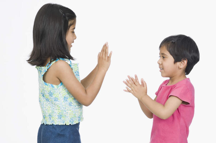 儿童,两个人,家庭,站,笑,微笑,露齿笑,横图,室内,白天,白色背景,侧面,快乐,兴奋,纯洁,骄傲,成功,胜利,亚洲,击掌,服装,注视,休闲装,相视,小孩,衣服,观察,看,手势,站着,休闲,温暖,温馨,一家人,面对面,休闲服,可爱,童年,童趣,自信,摄影,服饰,影棚,观看,对视,和睦,察看,互视,关注,相对,童真,烂漫,无邪,相看,天真,男孩,男人,男性,女孩,女人,女性,亚洲人,印度人,拍手,站立,半身,彩图,影棚拍摄,欢乐,开心,拍摄,融洽,男生,女生