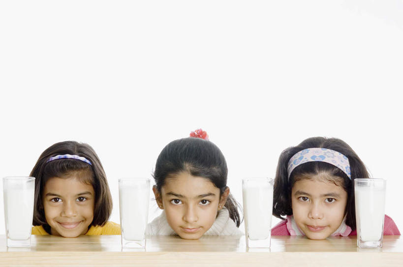 牛奶,儿童,三个人,伙伴,朋友,坐,笑,微笑,横图,室内,白天,白色背景,正面,友谊,纯洁,桌子,杯子,亚洲,一排,服装,装饰,液体,饮品,营养,注视,休闲装,书桌,玻璃制品,饮料,排列,小孩,衣服,发箍,发饰,课桌,饰品,水杯,观察,看,趴着,休闲,休闲服,可爱,童年,童趣,摄影,服饰,影棚,头箍,观看,察看,乳制品,奶,牛乳,队列,关注,发卡,童真,烂漫,无邪,配饰,安神,天真,友情,女孩,女人,女性,亚洲人,印度人,玻璃杯,趴,坐着,半身,彩图,影棚拍摄,拍摄,女生