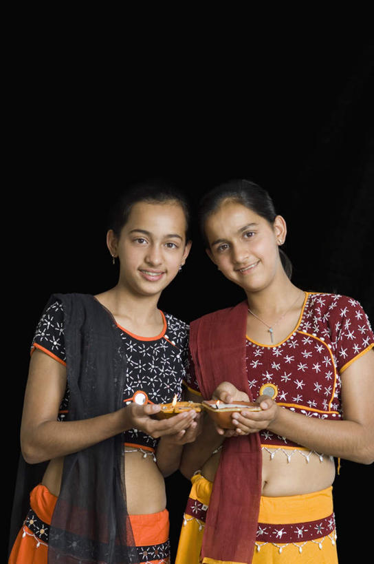 儿童,两个人,家庭,站,捧,竖图,室内,白天,正面,民族服装,纯洁,热情,火,照明,亚洲,黑色背景,火焰,灯光,燃烧,注视,灯,小孩,灯具,观察,看,站着,温暖,温馨,一家人,可爱,童年,童趣,摄影,服饰,影棚,观看,飘逸,照亮,和睦,察看,庄重,照明设备,关注,油灯,追求,童真,烂漫,无邪,纱丽,雅致,纱丽服,清婉,妍丽,天真,女孩,女人,女性,亚洲人,印度人,端,端着,捧着,手捧,站立,半身,彩图,影棚拍摄,传统服装,民俗服,拍摄,融洽,女生,奢华