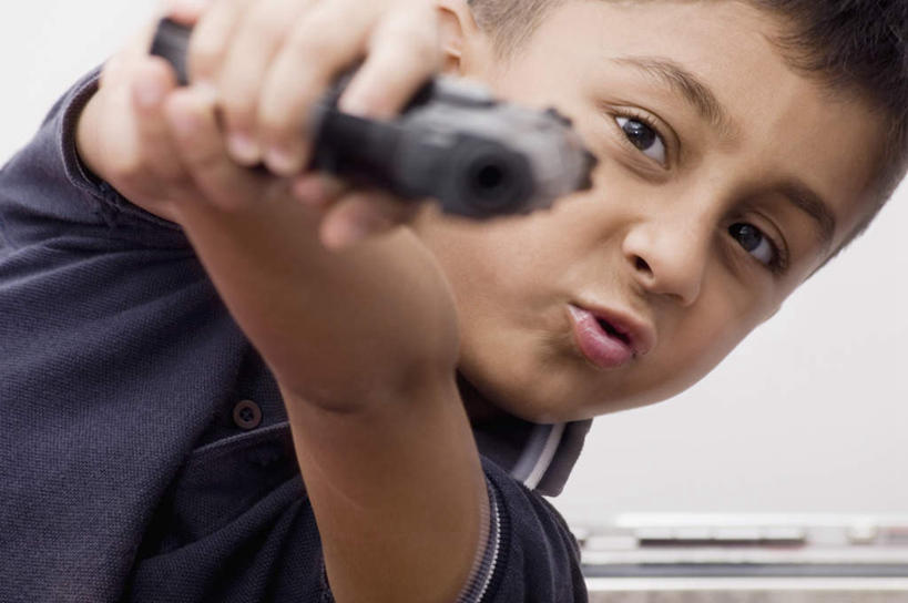 儿童,一个人,举,横图,室内,白天,正面,纯洁,竞争,亚洲,仅一个男性,仅一个人,一把,对抗,服装,朦胧,模糊,冲突,枪支,拿,拿着,注视,休闲装,破坏,小孩,衣服,观察,看,托,仅一个小孩,休闲,休闲服,武器,可爱,童年,童趣,战争,服饰,手枪,观看,损坏,察看,攻击,威胁,对立,关注,矛盾,兵器,防御,枪械,童真,烂漫,无邪,弹夹,敌对,挫败,斗争,抗拒,抗衡,杀伤,威慑,子弹夹,天真,危险,男孩,男人,男性,亚洲人,印度人,孩子,举起,举手,举着,向上举,向上伸,向上托,半身,彩图,男生