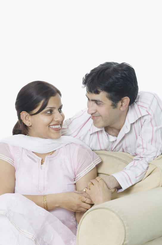 中年人,两个人,家庭,夫妻,客厅,坐,笑,微笑,露齿笑,竖图,室内,白天,正面,爱情,沙发,亚洲,服装,浪漫,注视,休闲装,装饰品,衣服,戒指,饰品,手链,首饰,观察,看,休闲,温暖,温馨,一家人,休闲服,恩爱,恋人,服饰,手镯,观看,信物,戴着,和睦,察看,起居室,权利,关注,镯子,布艺沙发,手饰,客堂,男人,男性,女人,女性,中年男性,中年女性,亚洲人,印度人,夫妇,情侣,坐着,半身,彩图,伴侣,融洽