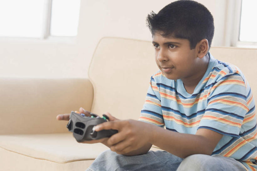 儿童,一个人,客厅,坐,横图,室内,白天,正面,游戏,纯洁,窗户,沙发,亚洲,仅一个男性,仅一个人,握,服装,拿,玩,拿着,注视,休闲装,娱乐,玻璃窗,小孩,衣服,观察,看,仅一个小孩,休闲,休闲服,可爱,童年,童趣,握着,服饰,游戏机,观看,活动,察看,起居室,发泄,关注,消遣,智力,布艺沙发,童真,烂漫,无邪,宣泄,客堂,天真,男孩,男人,男性,亚洲人,印度人,孩子,玩耍,嬉戏,坐着,半身,彩图,男生