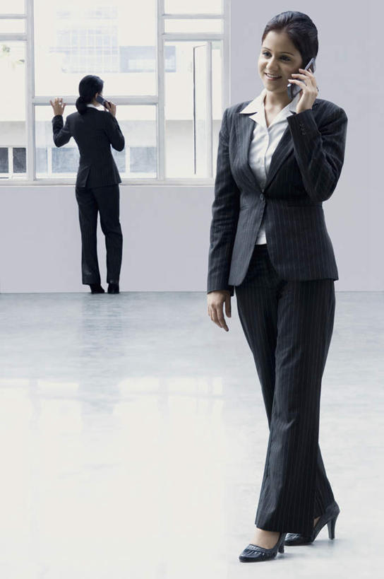 背部,两个人,同事,商务人士,商务女性,站,笑,打电话,微笑,露齿笑,竖图,室内,白天,正面,成功,合作,团队,集体,信心,窗户,电话,手机,亚洲,套装,拿,拿着,注视,通讯设备,队伍,玻璃窗,观察,看,站着,观看,察看,领导,成就,关注,商务装,合伙,领袖,工薪阶层,交流,年轻女性,女人,女性,亚洲人,印度人,白领,上班族,沟通,通话,站立,彩图,全身