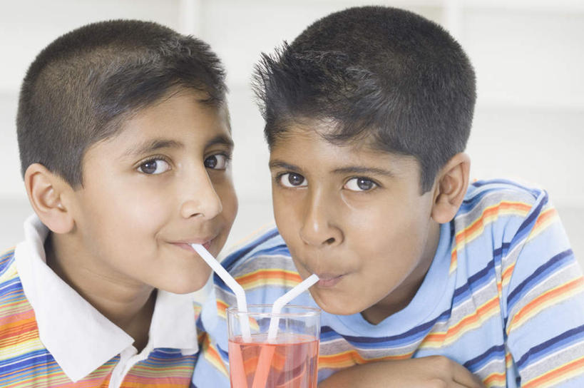 果汁,儿童,两个人,家庭,横图,室内,白天,正面,纯洁,杯子,亚洲,喝,服装,液体,塑料,饮品,注视,休闲装,玻璃制品,饮料,小孩,衣服,水杯,塑料制品,吸管,观察,看,休闲,温暖,温馨,一家人,休闲服,可爱,童年,童趣,吸,服饰,观看,和睦,察看,空心,关注,可口,童真,烂漫,无邪,饮管,适口,天真,男孩,男人,男性,亚洲人,印度人,玻璃杯,半身,彩图,融洽,男生,圆柱状