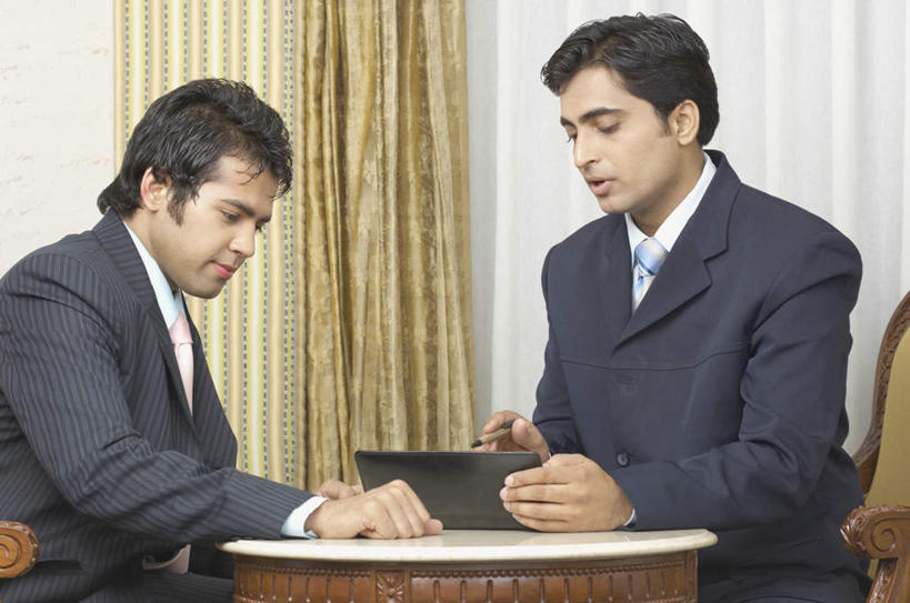 两个人,同事,商务人士,商务男性,办公室,坐,说,横图,室内,白天,正面,衬衫,成功,合作,团队,集体,信心,窗帘,桌子,椅子,亚洲,握,套装,装饰,笔,材料,档案,文件,办公桌,办公用品,拿,拿着,注视,队伍,文具,帘子,铅笔,学习用品,资料,观察,看,遮阳,握着,观看,华丽,修饰,文具用品,点缀,察看,领导,成就,关注,文档,商务装,合伙,领袖,工薪阶层,衬托,美观,雅致,雅观,交流,男人,男性,年轻男性,亚洲人,印度人,白领,上班族,沟通,讲话,交谈,说话,谈话,坐着,半身,彩图,衬衣