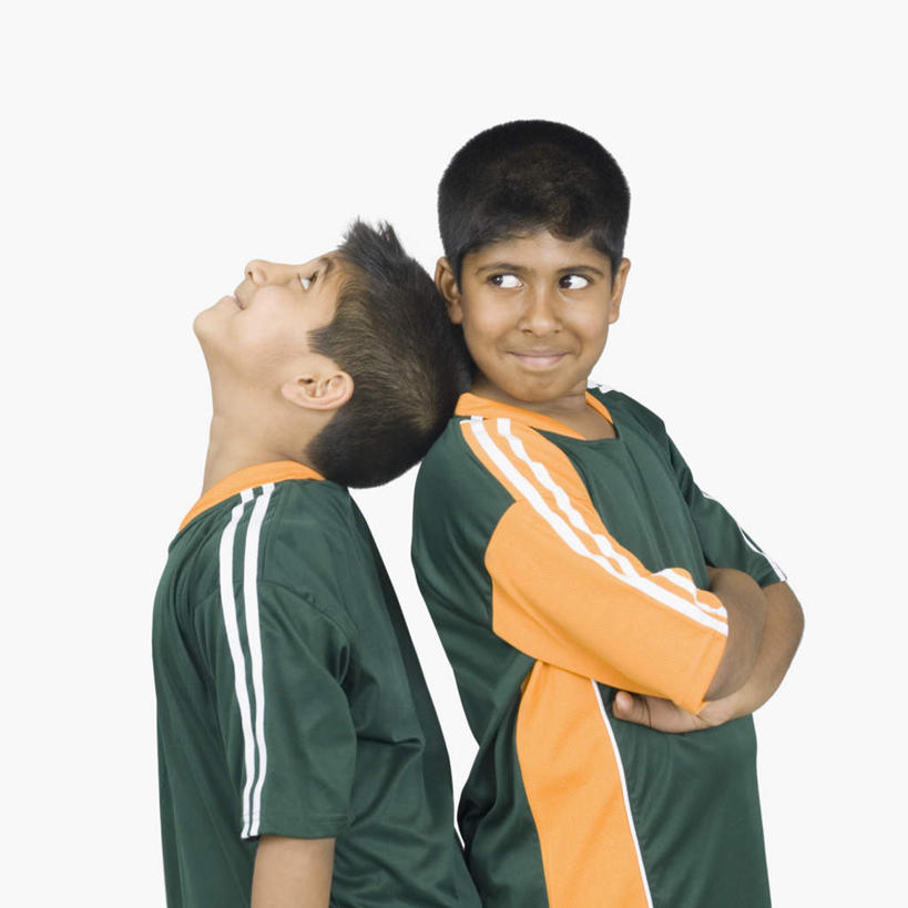 儿童,两个人,家庭,站,双手交叉,横图,室内,白天,白色背景,侧面,纯洁,亚洲,服装,注视,休闲装,小孩,衣服,观察,看,站着,休闲,温暖,温馨,一家人,休闲服,可爱,童年,童趣,背对背,摄影,服饰,影棚,观看,和睦,察看,双手抱胸,关注,童真,烂漫,无邪,天真,男孩,男人,男性,亚洲人,印度人,抬头,仰头,站立,半身,彩图,影棚拍摄,拍摄,融洽,男生