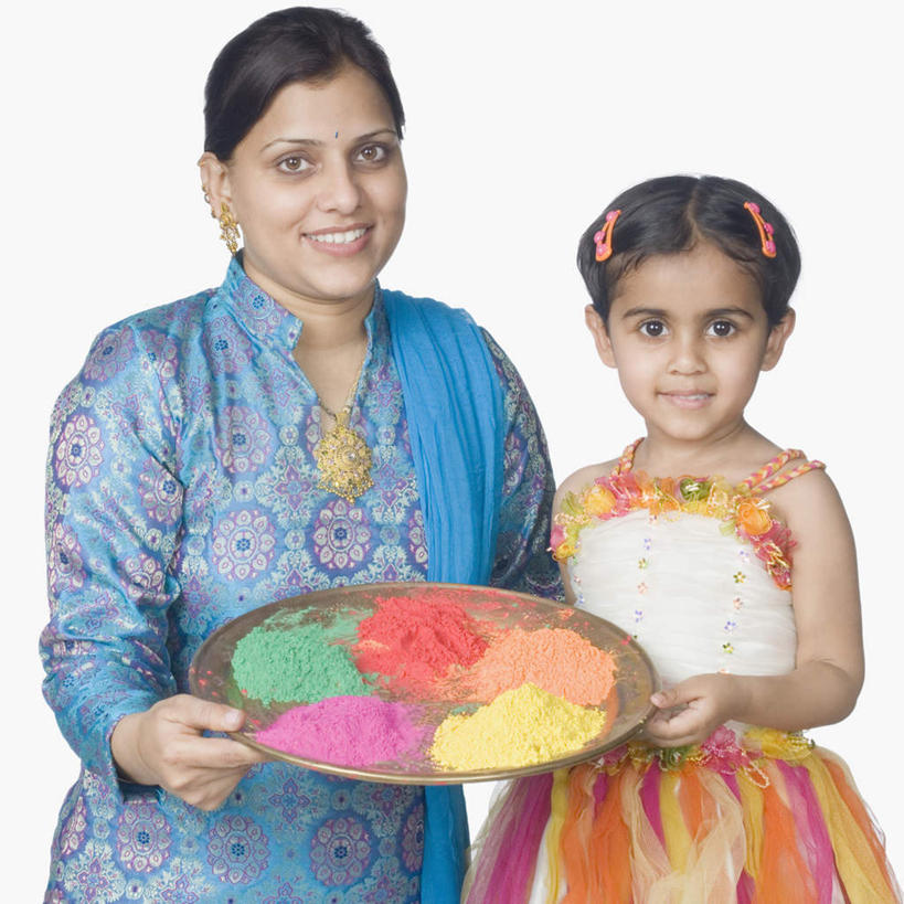 儿童,中年人,两个人,家庭,母亲,女儿,站,捧,笑,微笑,露齿笑,横图,室内,白天,白色背景,正面,民族服装,纯洁,亚洲,服装,装饰,粉末,盘,注视,小孩,衣服,盘子,耳环,发箍,发饰,饰品,观察,看,站着,温暖,温馨,母女,一家人,粉,可爱,母爱,童年,童趣,摄影,服饰,影棚,头箍,观看,颜料,戴着,和睦,察看,衣着,穿着,关注,发卡,童真,烂漫,无邪,配饰,粉状,粉剂,衣饰,天真,女孩,女人,女性,中年女性,亚洲人,印度人,孩子,端,端着,捧着,手捧,站立,半身,彩图,影棚拍摄,传统服装,民俗服,拍摄,融洽,女生