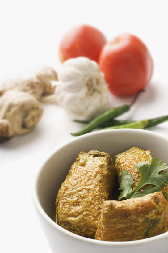 无人,竖图,俯视,室内,特写,白天,白色背景,餐桌,桌子,姜,辣椒,蔬菜,蒜,西红柿,阴影,新鲜,反射,影子,陶瓷,香菜,食品,陶瓷制品,蒜头,食物,一个,容器,碗,摄影,有机食品,绿色食品,影棚,单个,餐台,储藏,储存,止咳,辣角,红海椒,大椒,辣虎,广椒,胡菜,香荽,原荽,园荽,芫荽,止痛,胡荽,莞荽,芫茜,芫蓿,莚葛草,莚荽菜,解毒,胡蒜,发汗,温肺,温胃,行气,止呕,百辣云,生姜,老姜,辣子,红辣椒,海椒,番茄,番椒,大蒜,彩图,高角度拍摄,影棚拍摄,拍摄,贮存,散寒