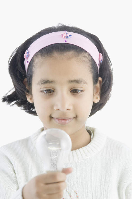 儿童,一个人,站,竖图,室内,白天,白色背景,正面,纯洁,照明,亚洲,仅一个女性,仅一个人,握,服装,灯泡,束发带,拿,拿着,注视,休闲装,灯,一个,小孩,衣服,灯具,观察,看,站着,仅一个小孩,休闲,休闲服,可爱,童年,童趣,握着,摄影,服饰,白炽灯,影棚,单个,观看,照亮,察看,关注,童真,烂漫,无邪,照明工具,白炽灯泡,天真,女孩,女人,女性,亚洲人,印度人,孩子,站立,半身,彩图,影棚拍摄,拍摄,女生