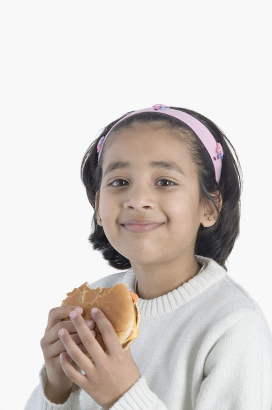 儿童,一个人,站,竖图,室内,白天,白色背景,正面,烹饪,西餐,纯洁,餐桌,桌子,亚洲,仅一个女性,仅一个人,服装,汉堡,料理,食品,拿,拿着,注视,休闲装,菜肴,美食,食物,一个,小孩,衣服,快餐,观察,看,站着,仅一个小孩,休闲,休闲服,可爱,童年,童趣,西式,摄影,服饰,佳肴,影棚,单个,餐台,观看,察看,关注,童真,西式快餐,垃圾食品,烂漫,无邪,天真,女孩,女人,女性,亚洲人,印度人,孩子,站立,半身,彩图,影棚拍摄,拍摄,女生