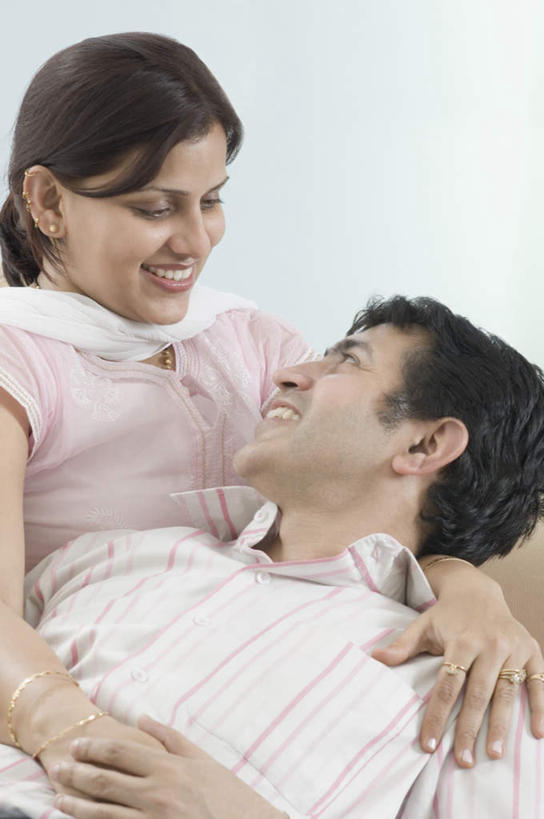 中年人,两个人,家庭,夫妻,坐,躺,抱,笑,微笑,露齿笑,竖图,室内,白天,侧面,爱情,亚洲,服装,浪漫,注视,休闲装,装饰品,衣服,戒指,饰品,手链,首饰,观察,看,休闲,温暖,温馨,一家人,休闲服,恩爱,恋人,服饰,手镯,抱着,观看,信物,戴着,和睦,察看,搂着,权利,关注,镯子,手饰,卧着,男人,男性,女人,女性,中年男性,中年女性,亚洲人,印度人,夫妇,情侣,搂,搂抱,躺着,卧,坐着,半身,彩图,伴侣,融洽