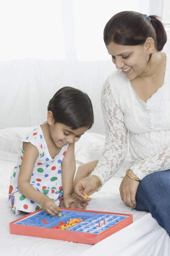 儿童,两个人,家庭,母亲,女儿,坐,笑,微笑,露齿笑,竖图,室内,白天,正面,游戏,纯洁,床,卧室,亚洲,服装,双人床,床单,玩,注视,休闲装,娱乐,被子,小孩,衣服,观察,看,休闲,温暖,温馨,母女,一家人,休闲服,可爱,母爱,童年,童趣,服饰,观看,和睦,察看,被单,关注,童真,烂漫,无邪,天真,年轻女性,女孩,女人,女性,亚洲人,印度人,孩子,年轻人,玩耍,嬉戏,坐着,半身,彩图,睡房,卧房,融洽,女生