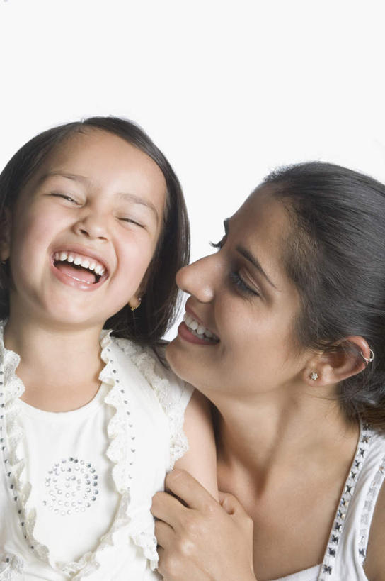 儿童,两个人,家庭,母亲,女儿,站,抱,笑,微笑,露齿笑,竖图,室内,白天,白色背景,正面,纯洁,亚洲,服装,注视,休闲装,小孩,衣服,观察,看,站着,休闲,温暖,温馨,母女,一家人,休闲服,可爱,母爱,童年,童趣,摄影,服饰,影棚,抱着,观看,和睦,察看,搂着,关注,童真,烂漫,无邪,天真,年轻女性,女孩,女人,女性,亚洲人,印度人,孩子,年轻人,搂,搂抱,站立,半身,彩图,影棚拍摄,拍摄,融洽,女生