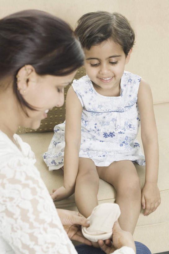 儿童,两个人,家庭,母亲,女儿,客厅,坐,蹲,笑,微笑,露齿笑,竖图,俯视,室内,白天,纯洁,靠垫,沙发,亚洲,服装,靠枕,注视,休闲装,小孩,衣服,垫子,枕头,观察,看,休闲,温暖,温馨,母女,一家人,休闲服,可爱,母爱,童年,童趣,服饰,观看,和睦,察看,起居室,关注,布艺沙发,童真,烂漫,无邪,客堂,天真,年轻女性,女孩,女人,女性,亚洲人,印度人,孩子,年轻人,蹲着,坐着,半身,彩图,高角度拍摄,融洽,女生