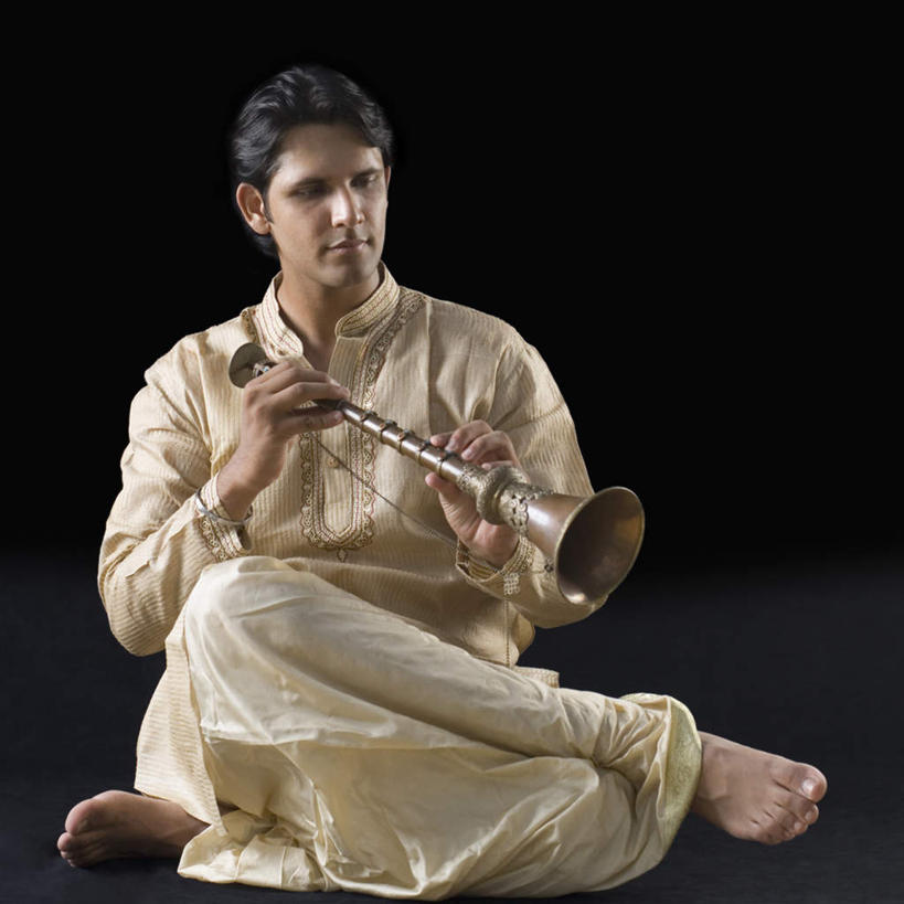 一个人,坐,盘腿,横图,室内,白天,正面,亚洲,仅一个男性,仅一个人,握,黑色背景,服装,吹奏乐器,单簧管,黑管,乐器,木管乐器,拿,拿着,注视,休闲装,光脚,仅一个年轻男性,衣服,观察,看,休闲,赤脚,休闲服,握着,摄影,服饰,影棚,观看,察看,木管,关注,克拉管,乌木棒,男人,男性,年轻男性,亚洲人,印度人,盘腿而坐,盘膝,盘着腿的,盘着腿坐,双腿交叉,坐着,彩图,全身,影棚拍摄,拍摄