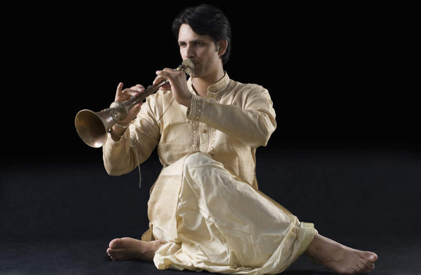 一个人,坐,盘腿,横图,室内,白天,正面,亚洲,仅一个男性,仅一个人,握,黑色背景,服装,吹奏乐器,单簧管,黑管,乐器,木管乐器,拿,拿着,注视,休闲装,光脚,仅一个年轻男性,衣服,吹,观察,看,休闲,赤脚,休闲服,握着,摄影,服饰,影棚,观看,察看,木管,关注,克拉管,乌木棒,男人,男性,年轻男性,亚洲人,印度人,盘腿而坐,盘膝,盘着腿的,盘着腿坐,双腿交叉,坐着,彩图,全身,影棚拍摄,拍摄