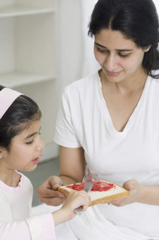 点心,面包,儿童,两个人,家庭,母亲,女儿,站,坐,捧,竖图,俯视,室内,白天,纯洁,亚洲,服装,食品,面点,注视,休闲装,食物,糕点,小孩,衣服,观察,看,站着,休闲,温暖,温馨,母女,一家人,休闲服,可爱,母爱,童年,童趣,服饰,观看,和睦,察看,关注,童真,烂漫,无邪,天真,年轻女性,女孩,女人,女性,亚洲人,印度人,孩子,年轻人,捧着,手捧,站立,坐着,半身,彩图,高角度拍摄,融洽,女生